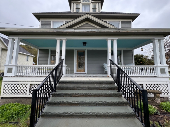 Large 5 Bedroom on Beautiful Corner Lot