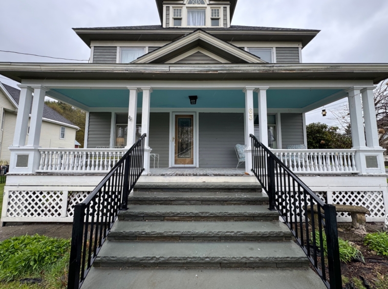 Large 5 Bedroom on Beautiful Corner Lot